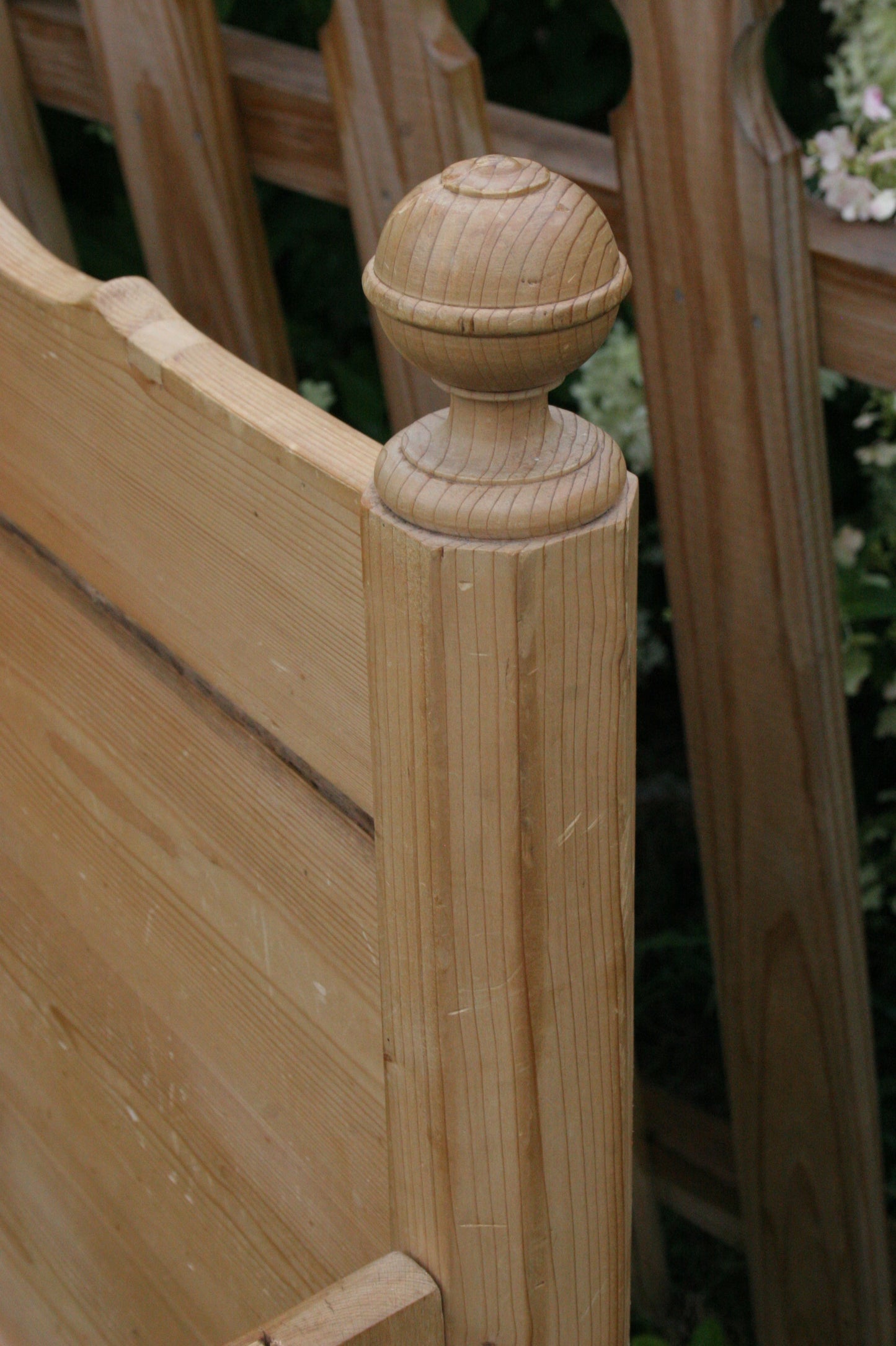 Antique English knotty pine sleigh bed | Twin