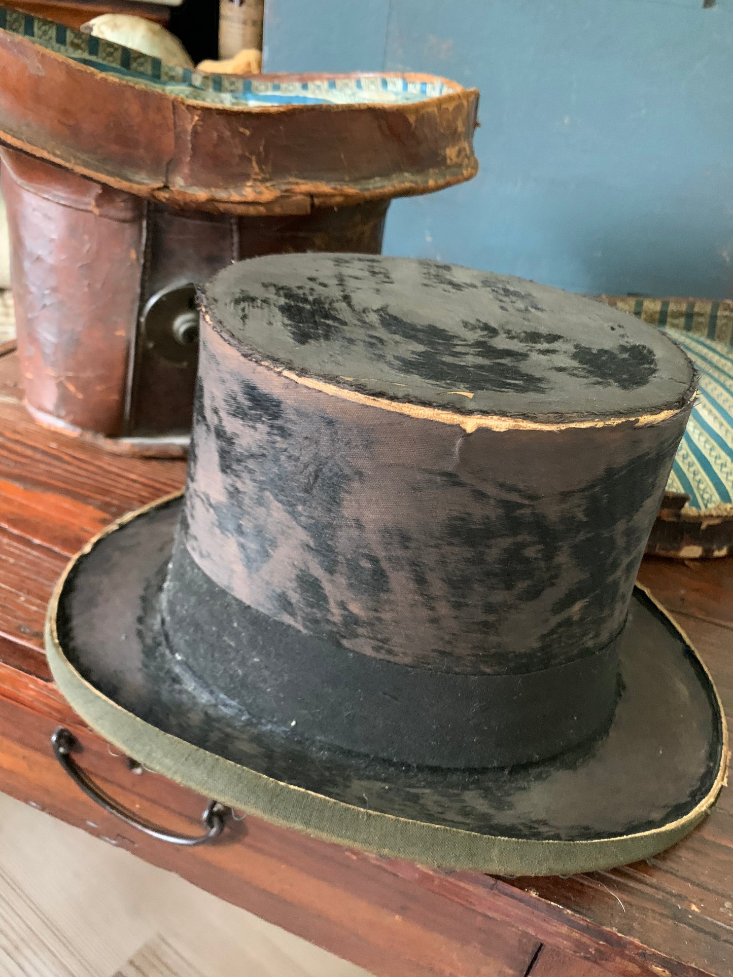 Antique 1800s leather hat box with original hat