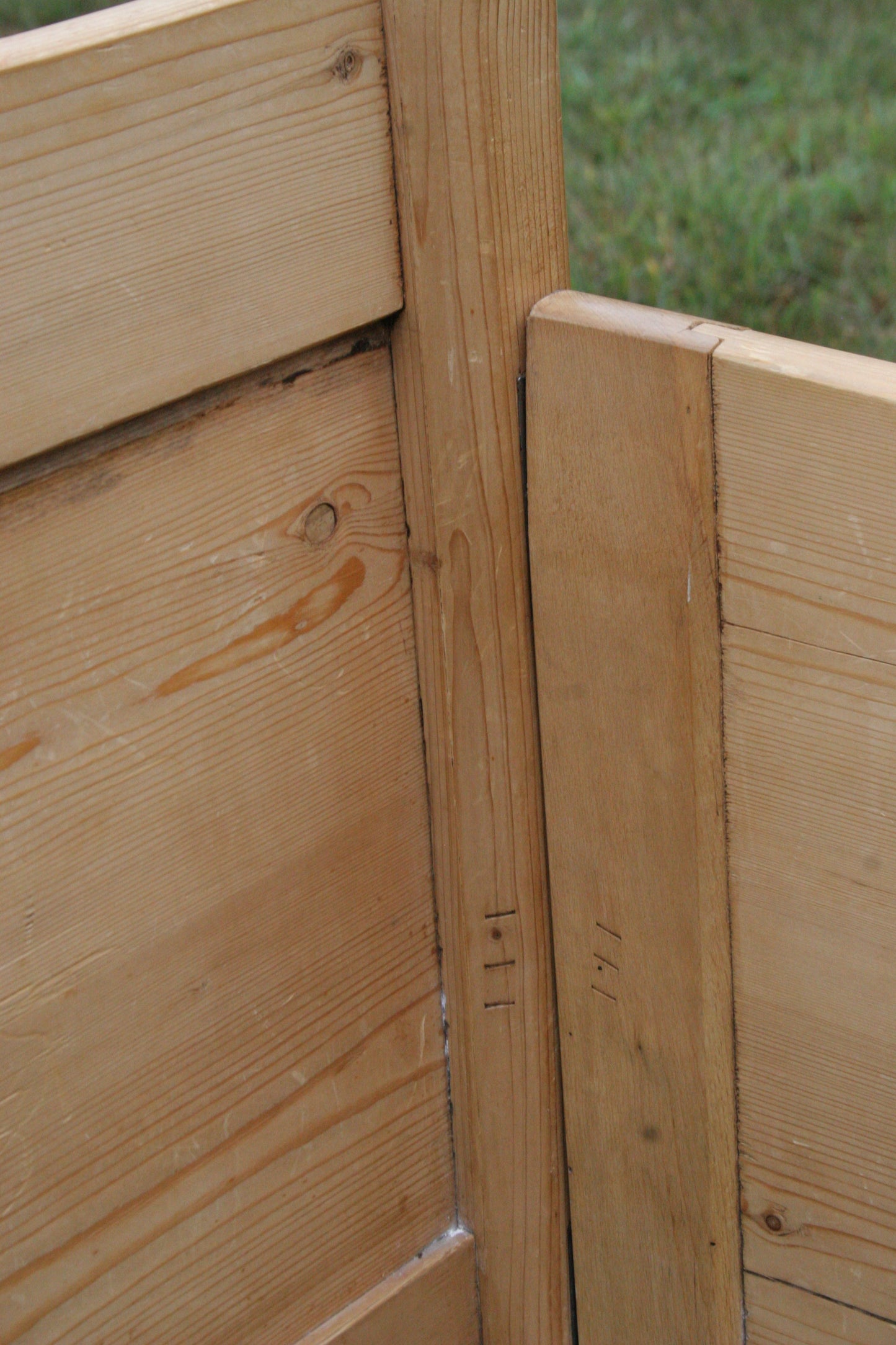 Antique English knotty pine sleigh bed | Twin