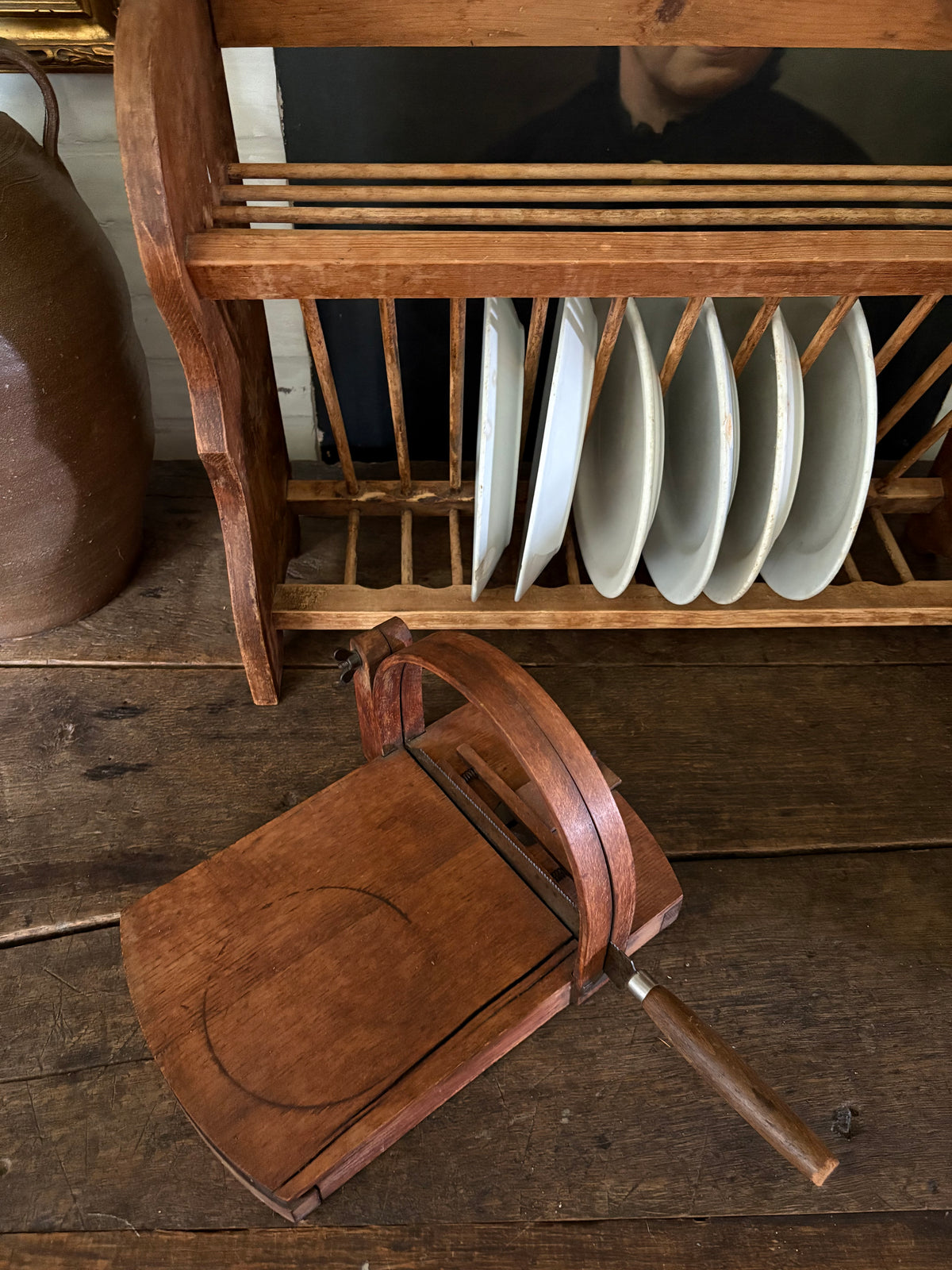 Vintage wooden wall plate rack with scallop detail